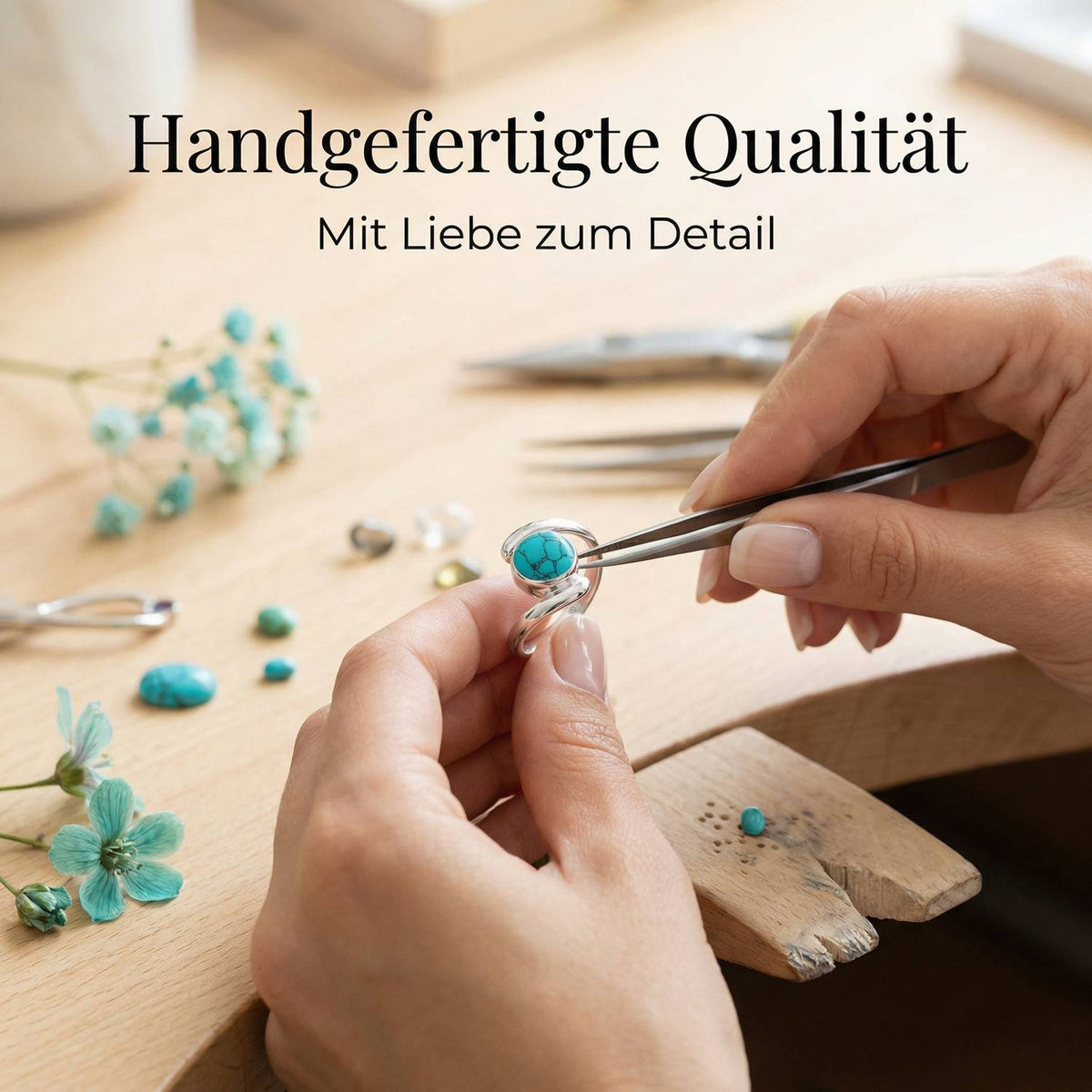 Handgefertigter Silberring mit Türkis bei der Schmuckherstellung