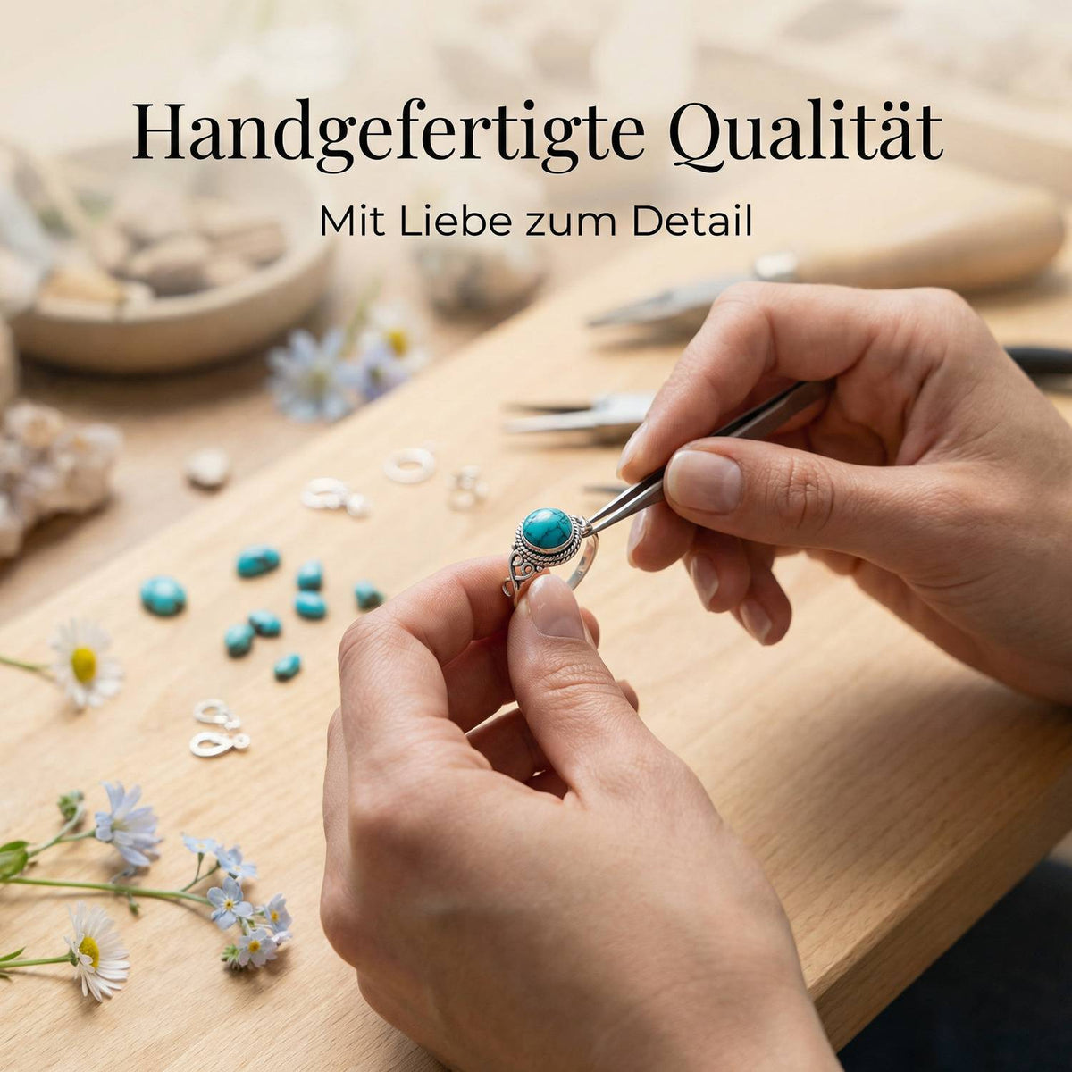 Handgefertigter Silberring mit Türkis bei der Schmuckherstellung