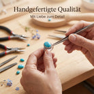 [KI] Handgefertigter Silberring mit Türkis bei der Schmuckherstellung