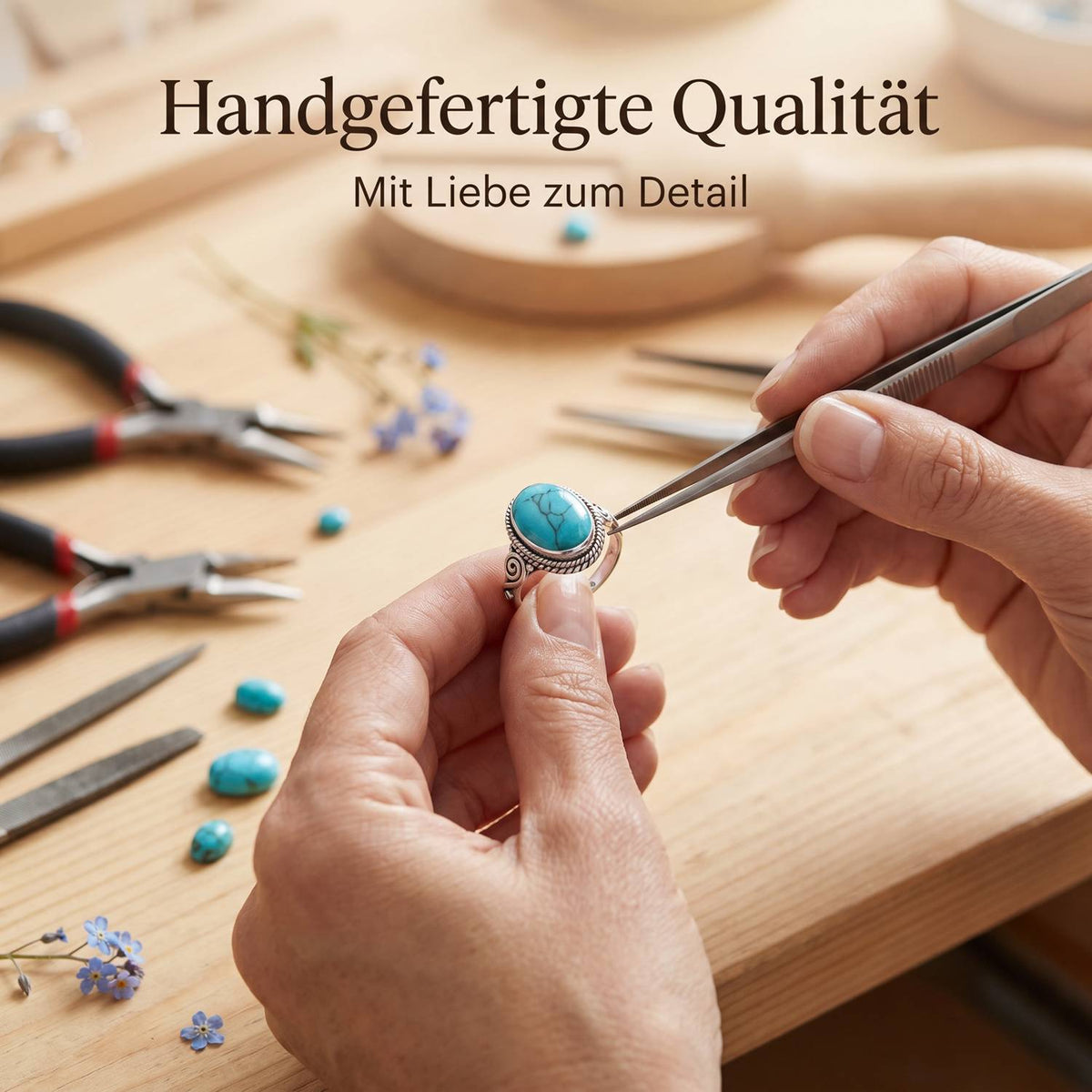 Handgefertigter Silberring mit Türkis bei der Schmuckherstellung