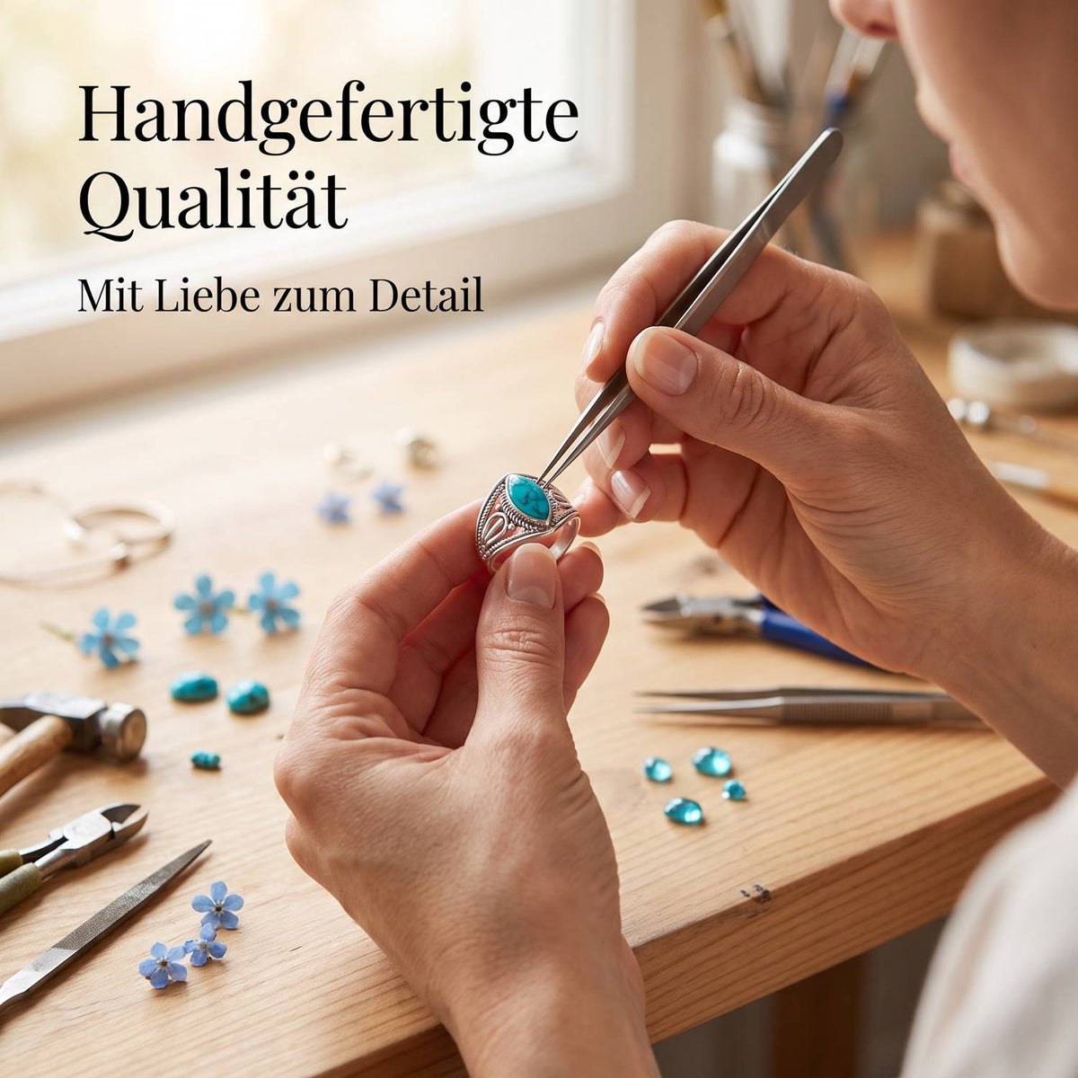Handgefertigter Silberring mit Türkis bei der Schmuckherstellung