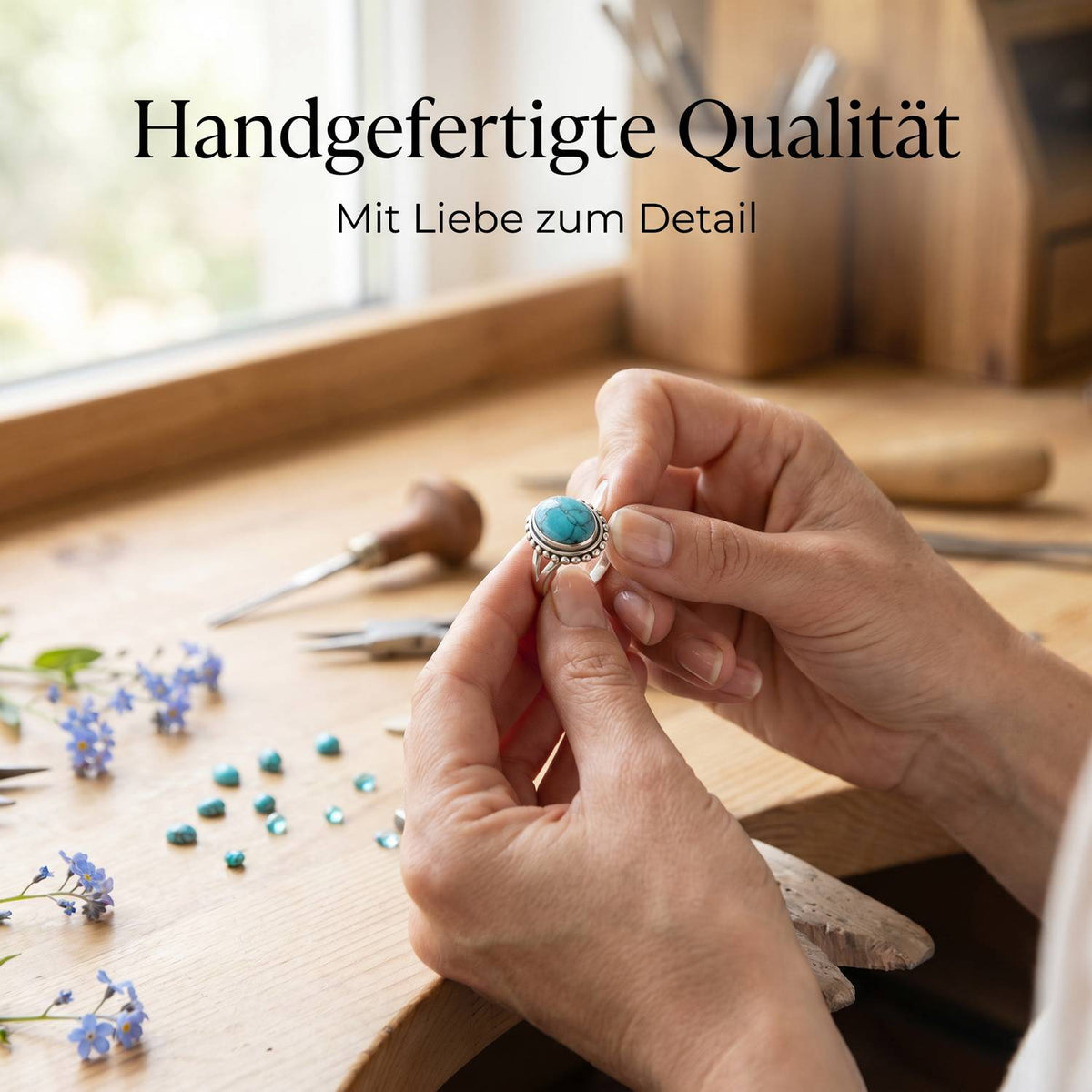 Handgefertigter Silberring mit Türkis bei der Schmuckherstellung