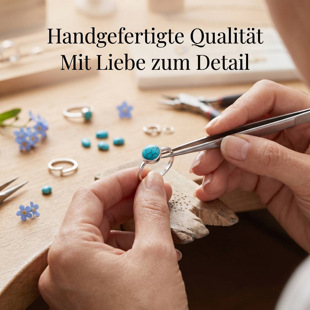 Handgefertigter Silberring mit Türkis bei der Schmuckherstellung