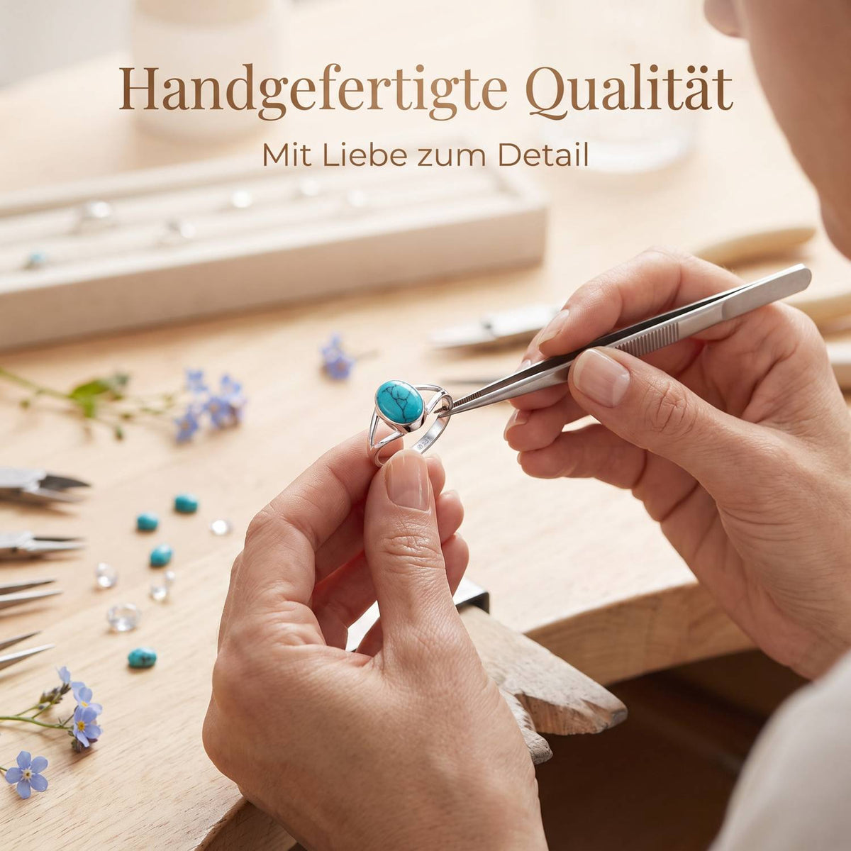 Handgefertigter Silberring mit Türkis bei der Schmuckherstellung