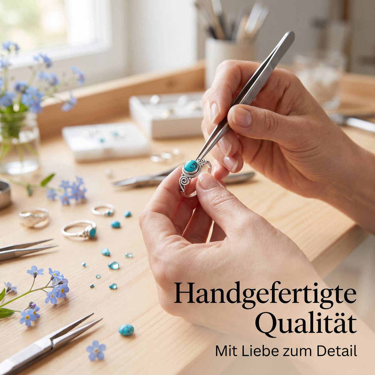 Handgefertigter Silberring mit Türkis bei der Schmuckherstellung