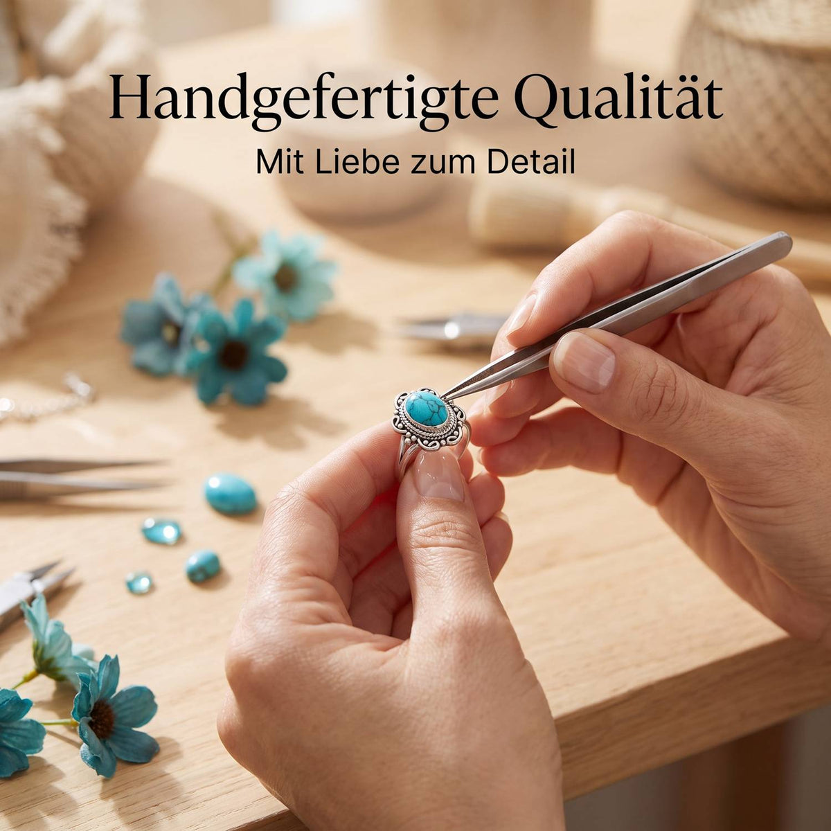 Handgefertigter Silberring mit Türkis bei der Schmuckherstellung