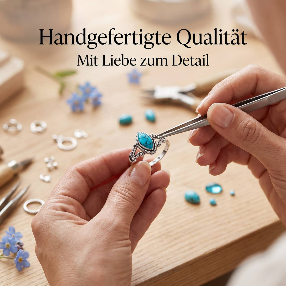 Handgefertigter Silberring mit Türkis bei der Schmuckherstellung
