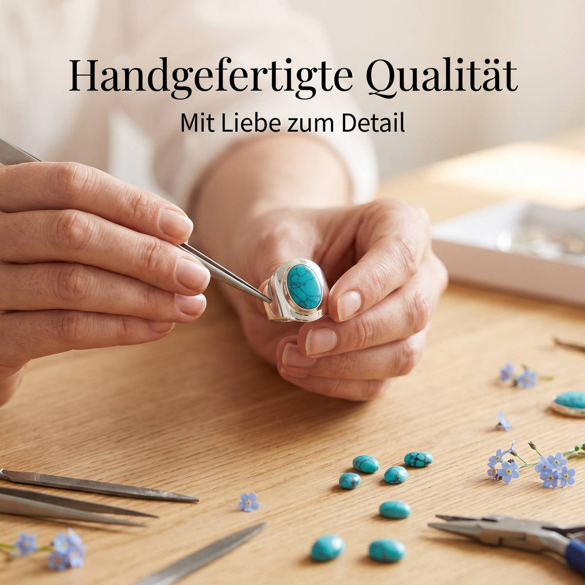 Handgefertigter Silberring mit Türkis bei der Schmuckherstellung