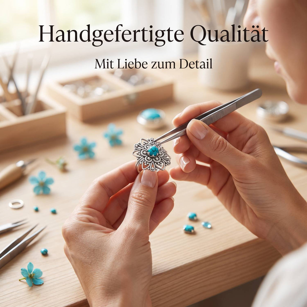 Handgefertigter Silberring mit Türkis bei der Schmuckherstellung