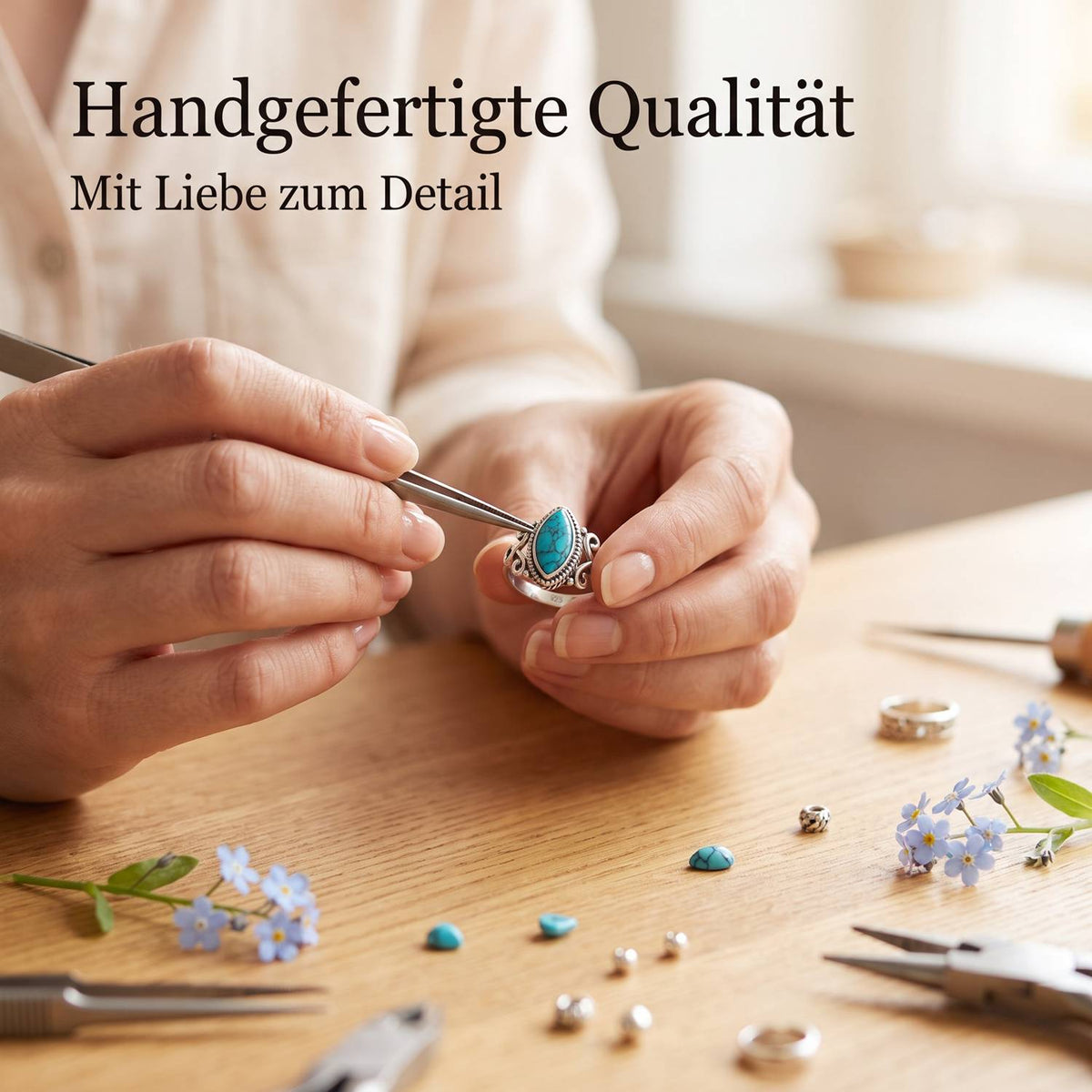 Handgefertigter Silberring mit Türkis bei der Schmuckherstellung