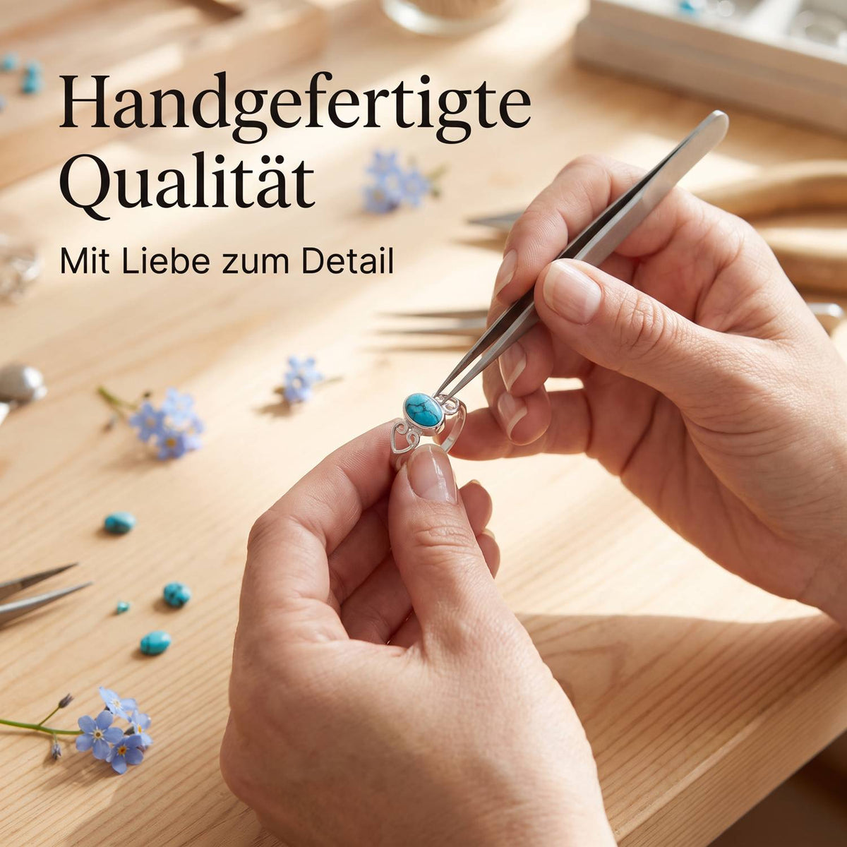 Handgefertigter Silberring mit Türkis bei der Schmuckherstellung