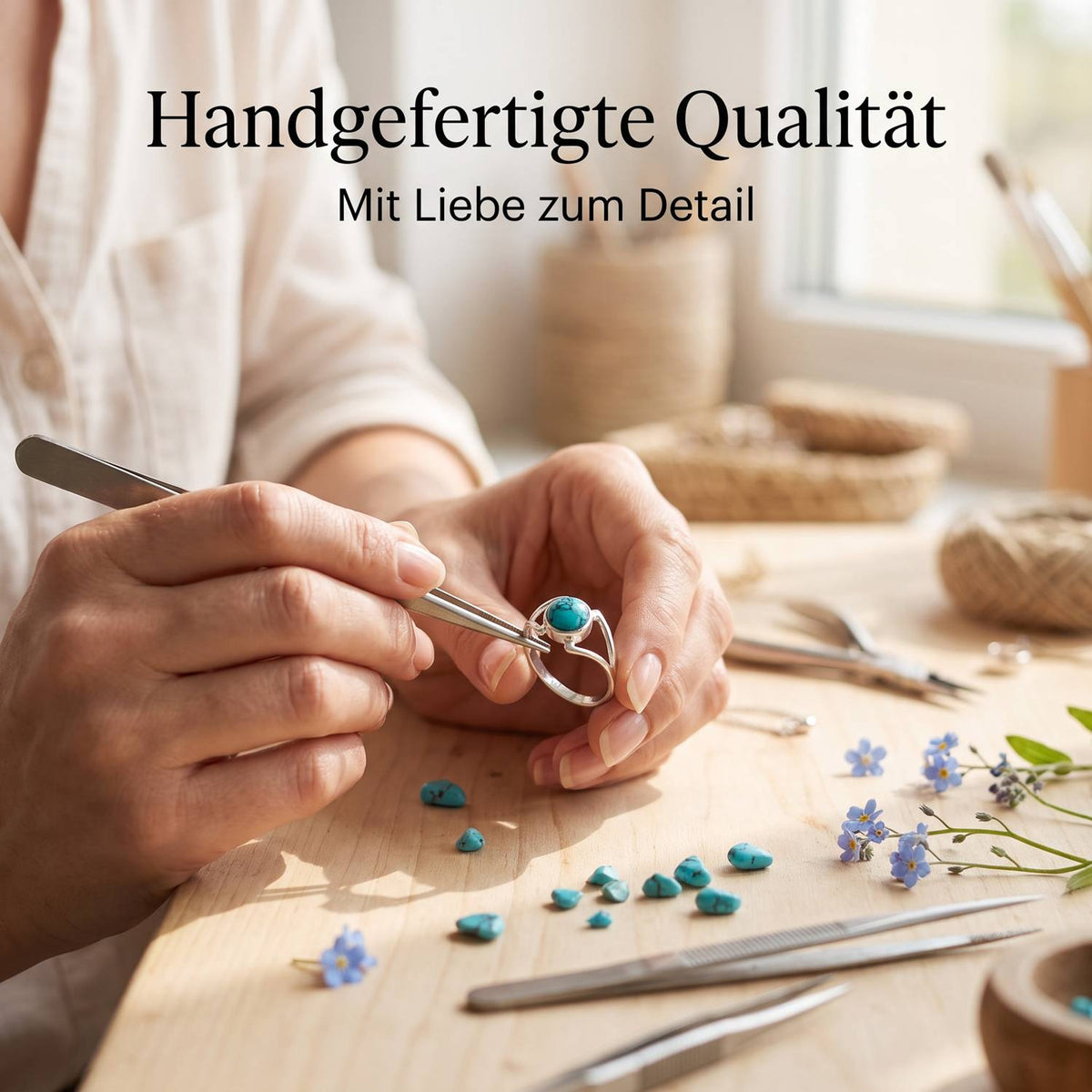Handgefertigter Silberring mit Türkis bei der Schmuckherstellung