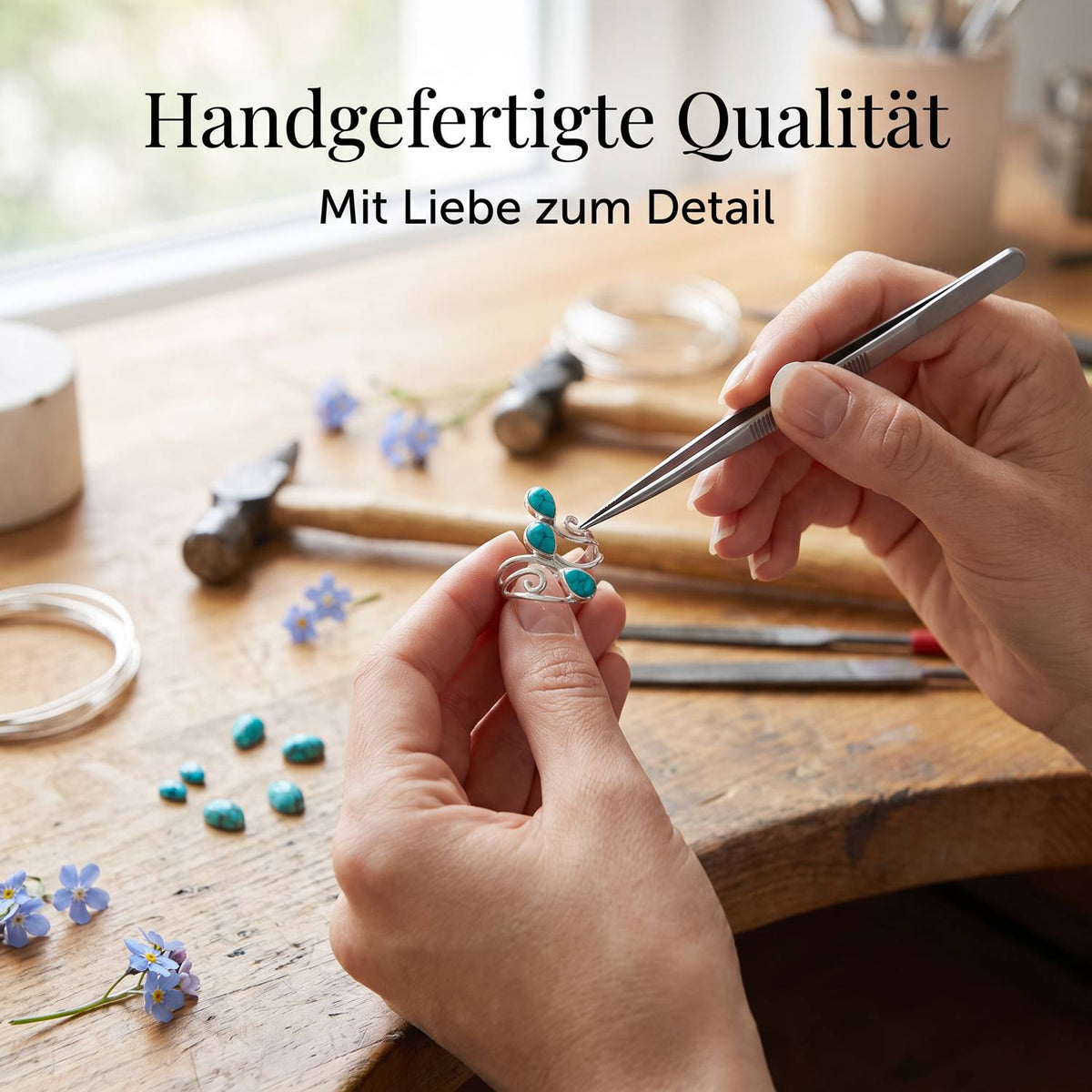 Handgefertigter Silberring mit Türkis bei der Schmuckherstellung