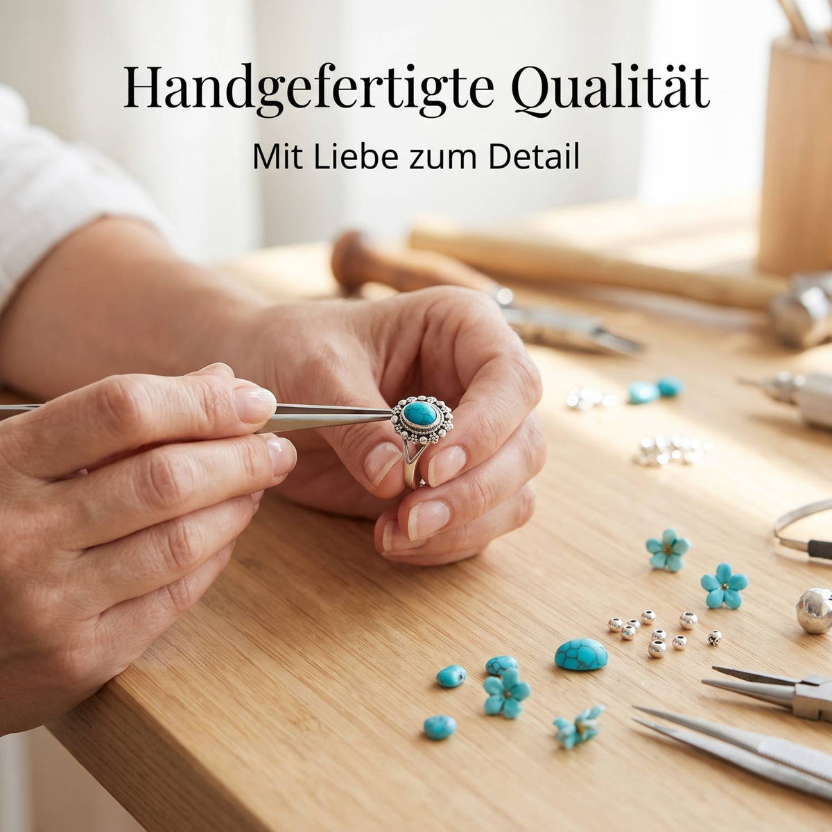 Handgefertigter Silberring mit Türkis bei der Schmuckherstellung