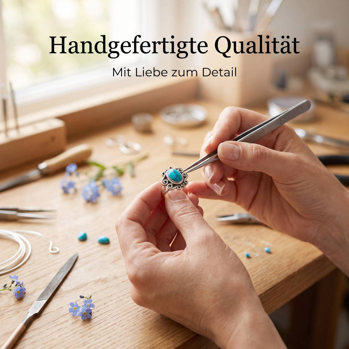 Handgefertigter Silberring mit Türkis bei der Schmuckherstellung