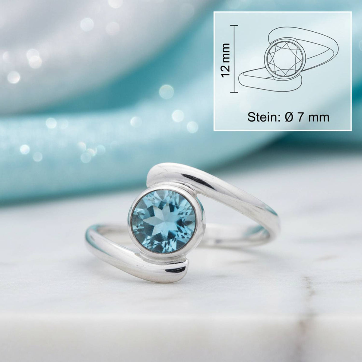 Topasring aus Silber mit Maßangaben zu Ring und Edelstein