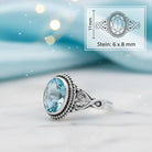[KI] Topasring aus Silber mit Maßangaben zu Ring und Edelstein
