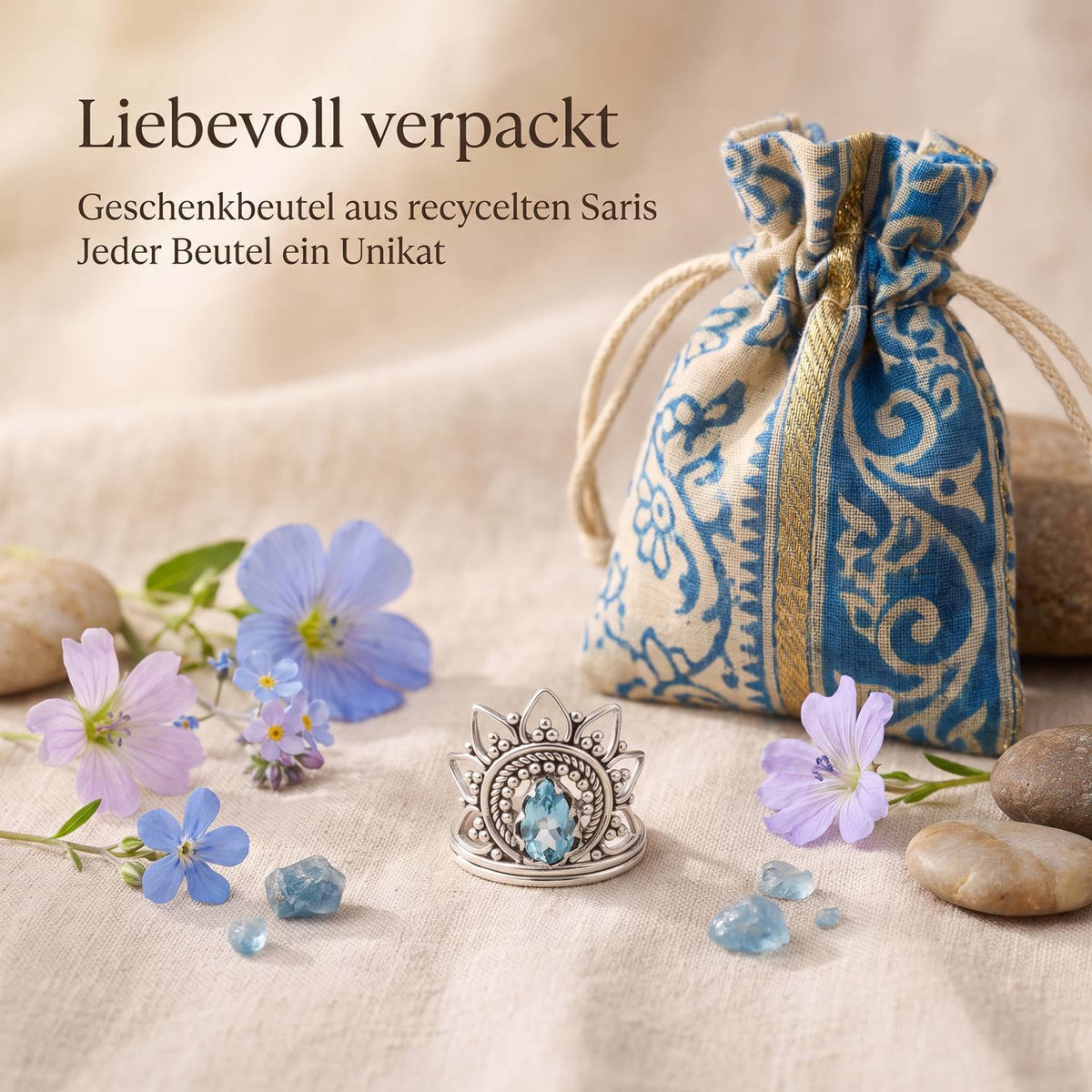 Silberring mit Topas und Geschenkbeutel aus recyceltem Sari