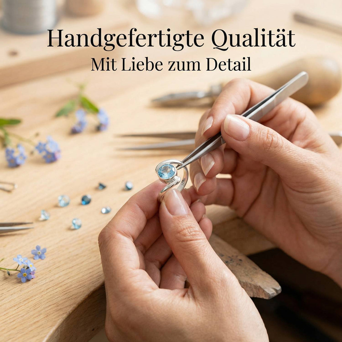 Handgefertigter Silberring mit Topas bei der Schmuckherstellung