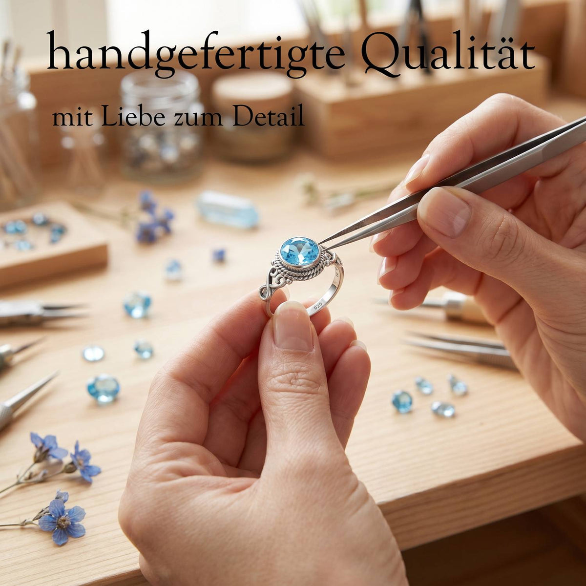 Handgefertigter Silberring mit Topas bei der Schmuckherstellung