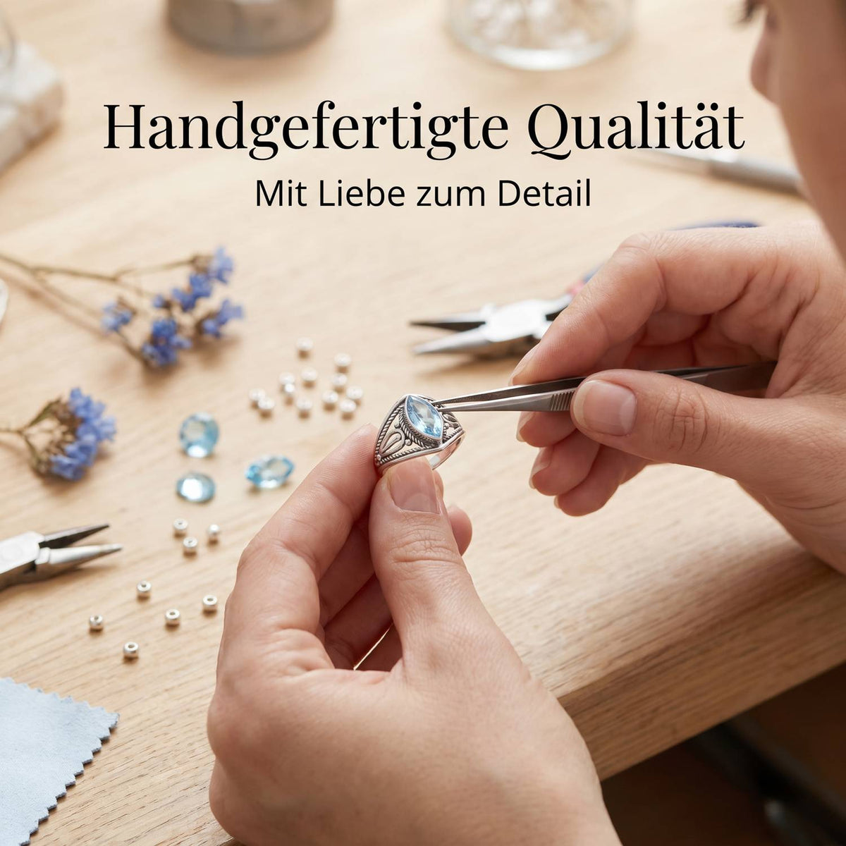 Handgefertigter Silberring mit Topas bei der Schmuckherstellung