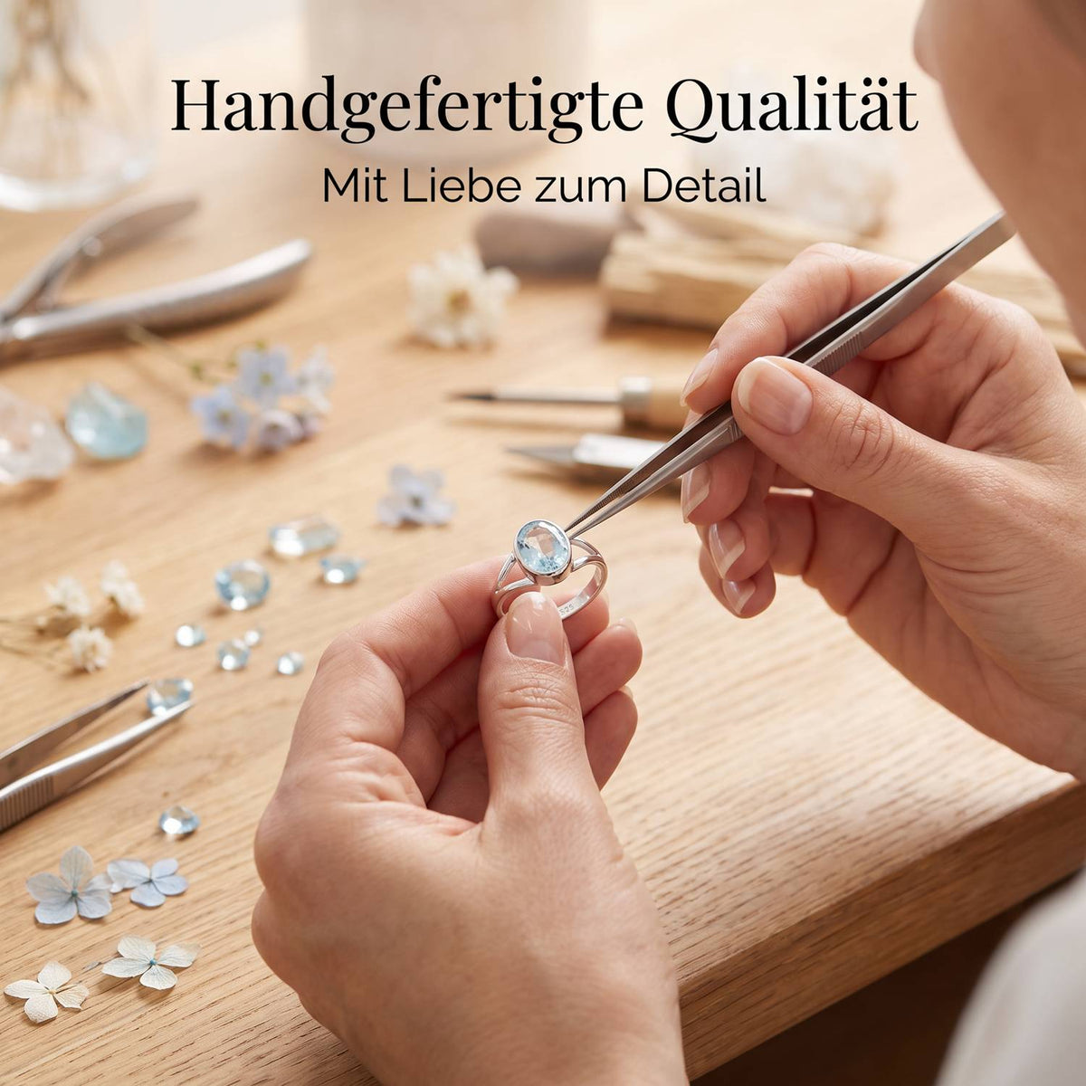 Handgefertigter Silberring mit Topas bei der Schmuckherstellung