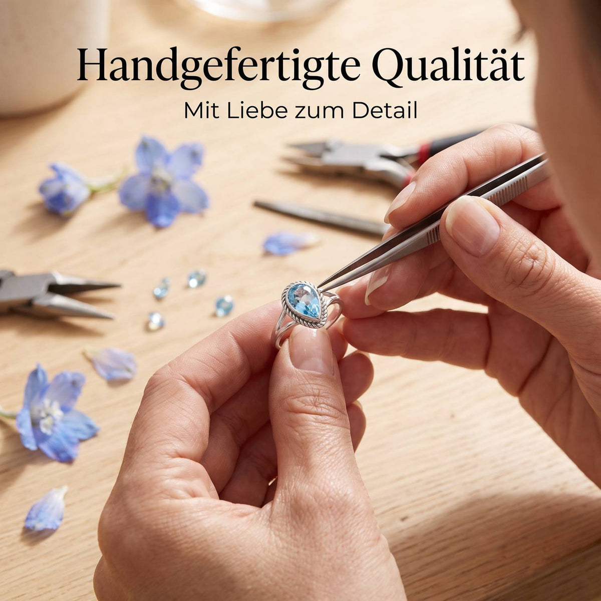 Handgefertigter Silberring mit Topas bei der Schmuckherstellung