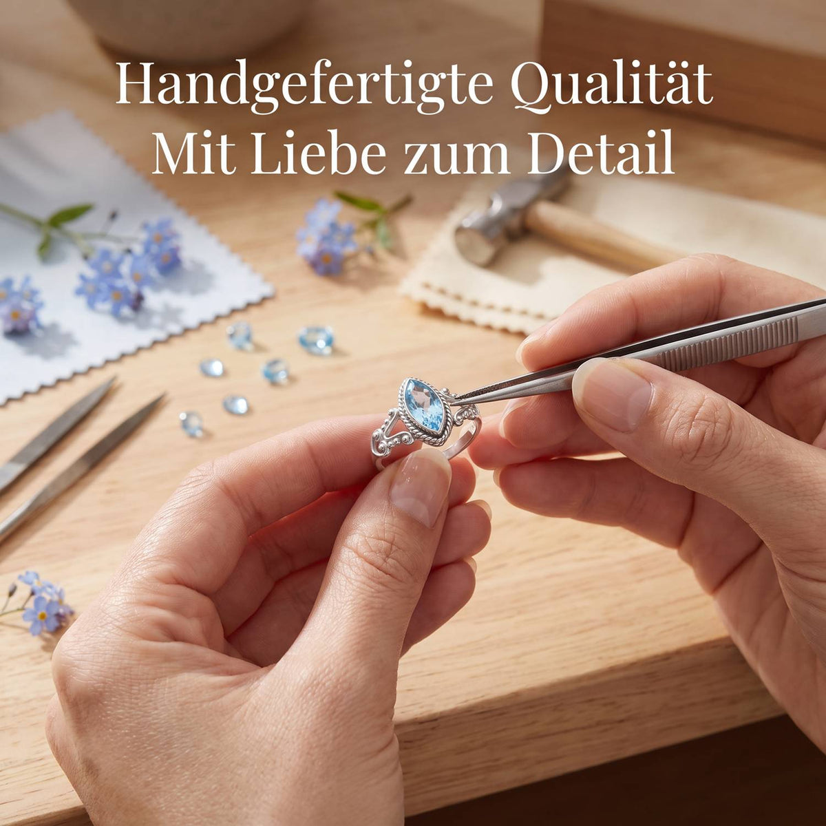 Handgefertigter Silberring mit Topas bei der Schmuckherstellung