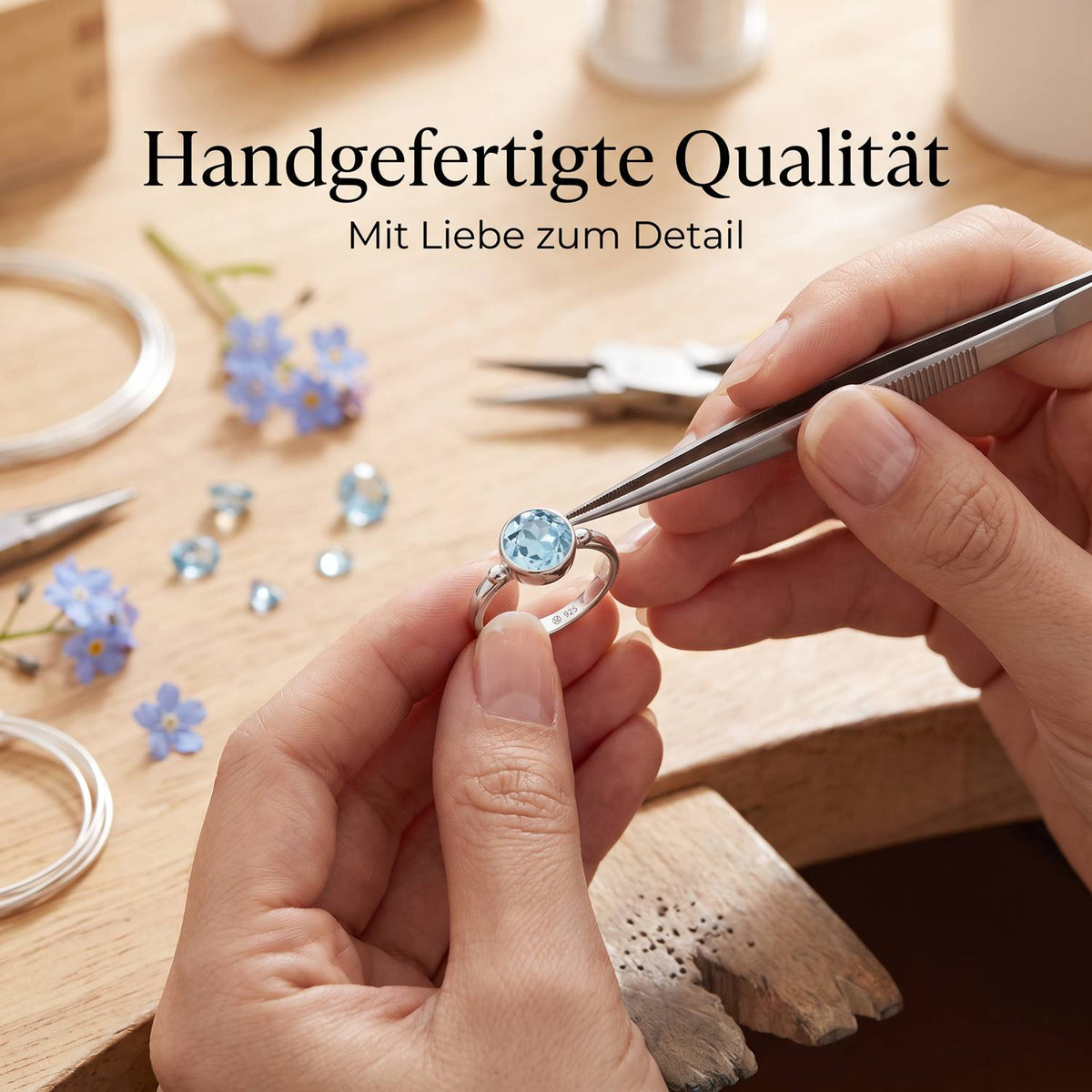 Handgefertigter Silberring mit Topas bei der Schmuckherstellung