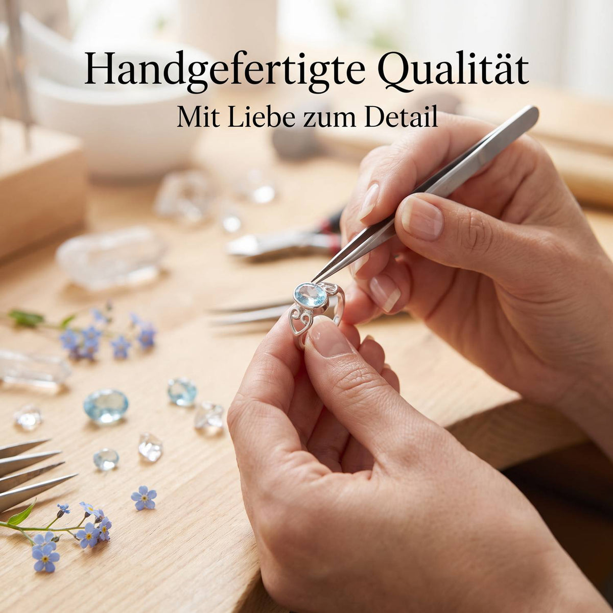 Handgefertigter Silberring mit Topas bei der Schmuckherstellung