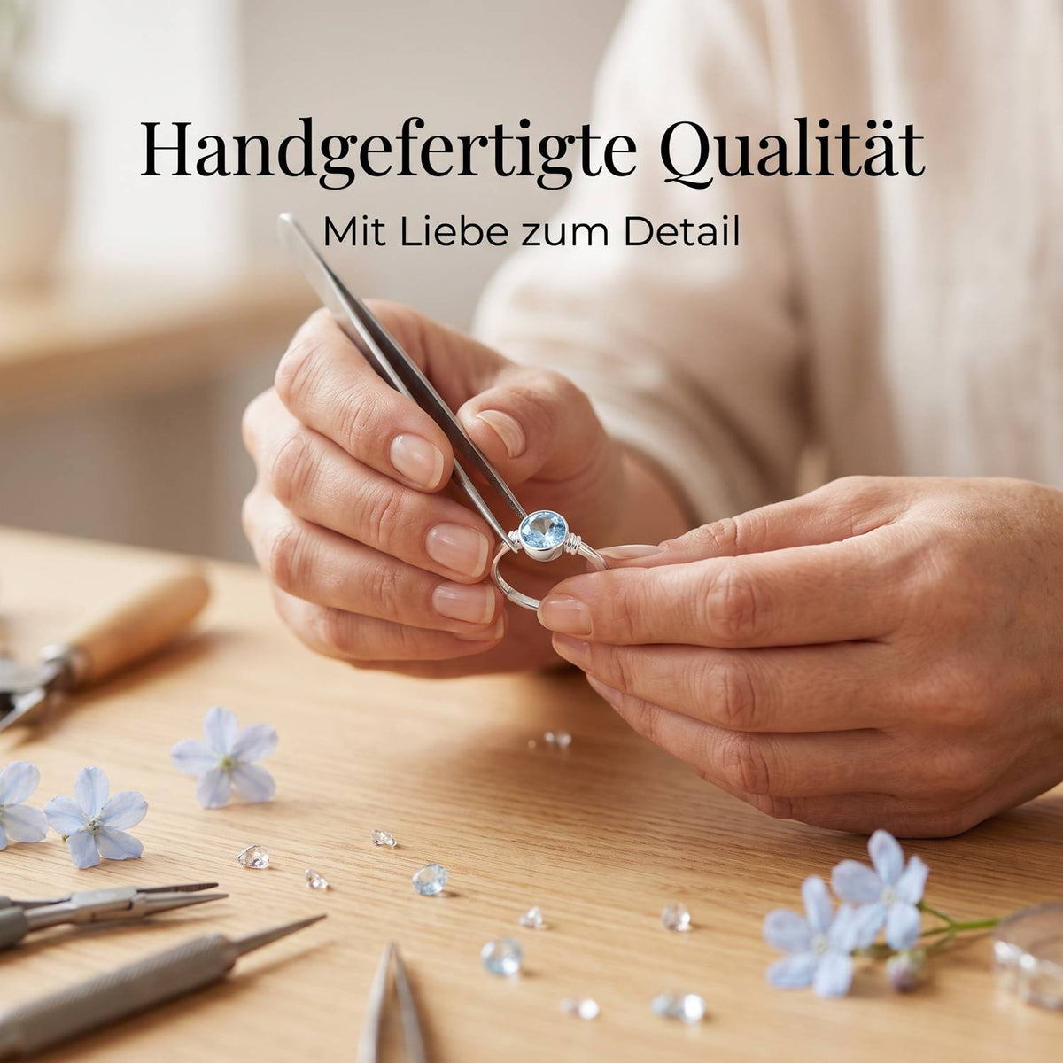 Handgefertigter Silberring mit Topas bei der Schmuckherstellung
