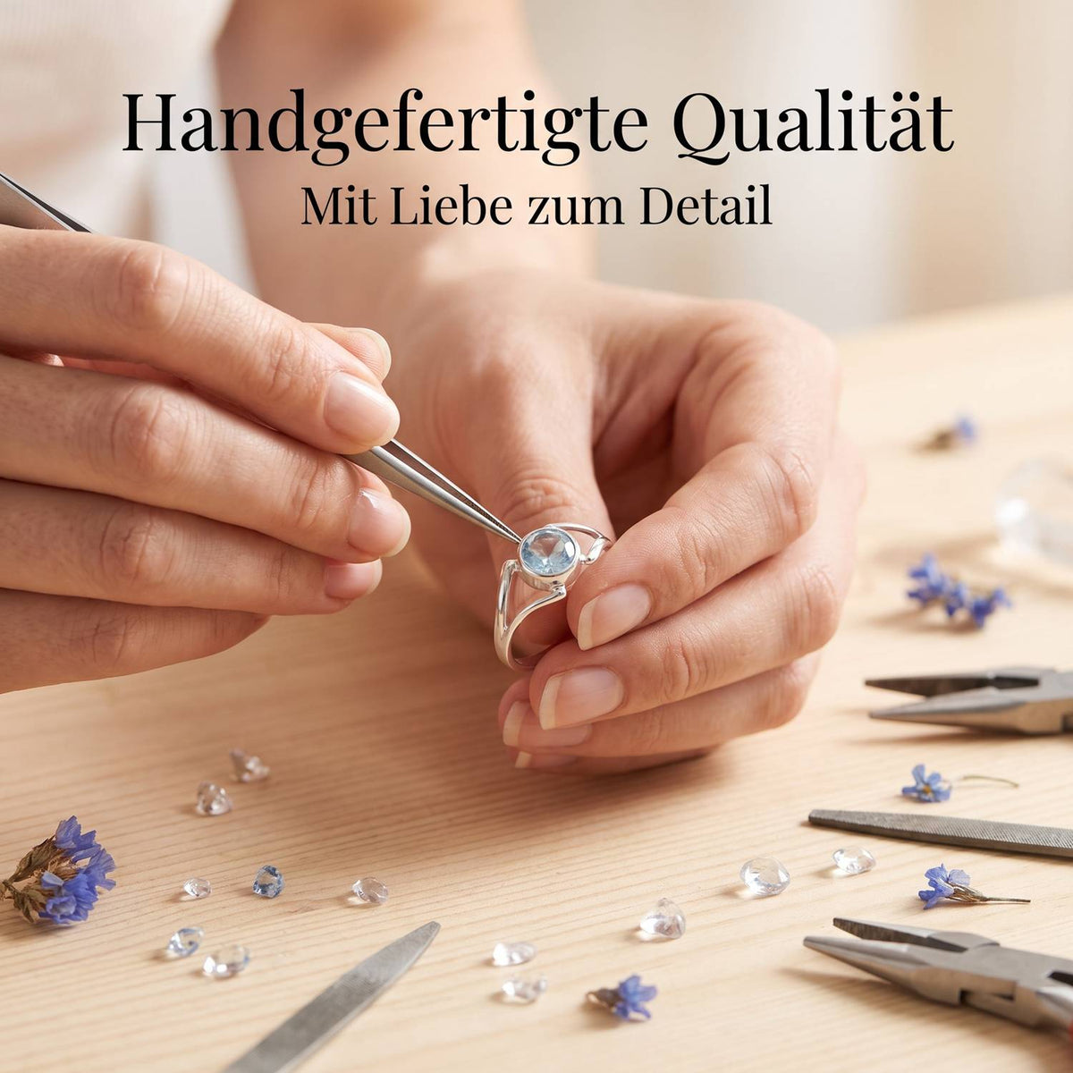 Handgefertigter Silberring mit Topas bei der Schmuckherstellung