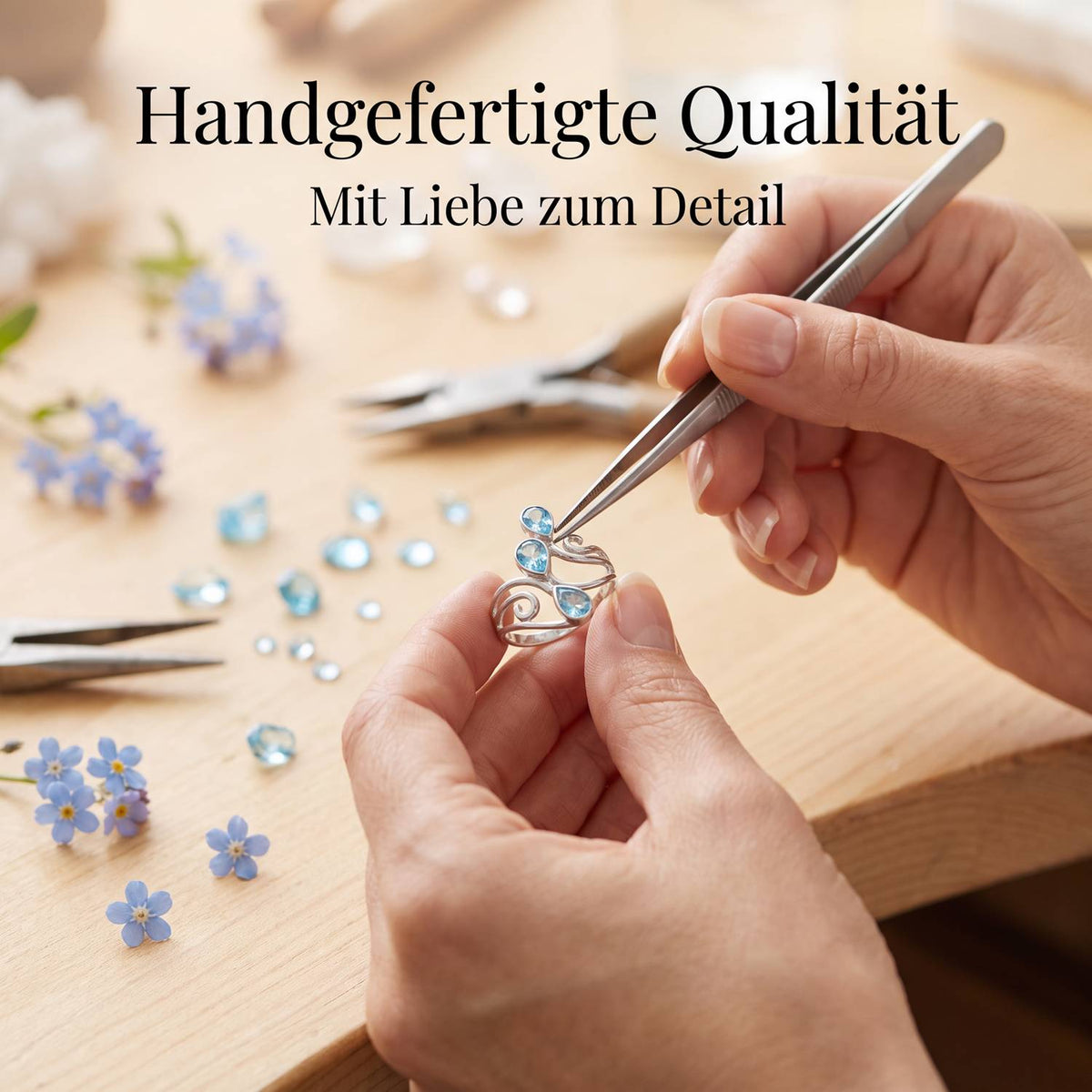 Handgefertigter Silberring mit Topas bei der Schmuckherstellung