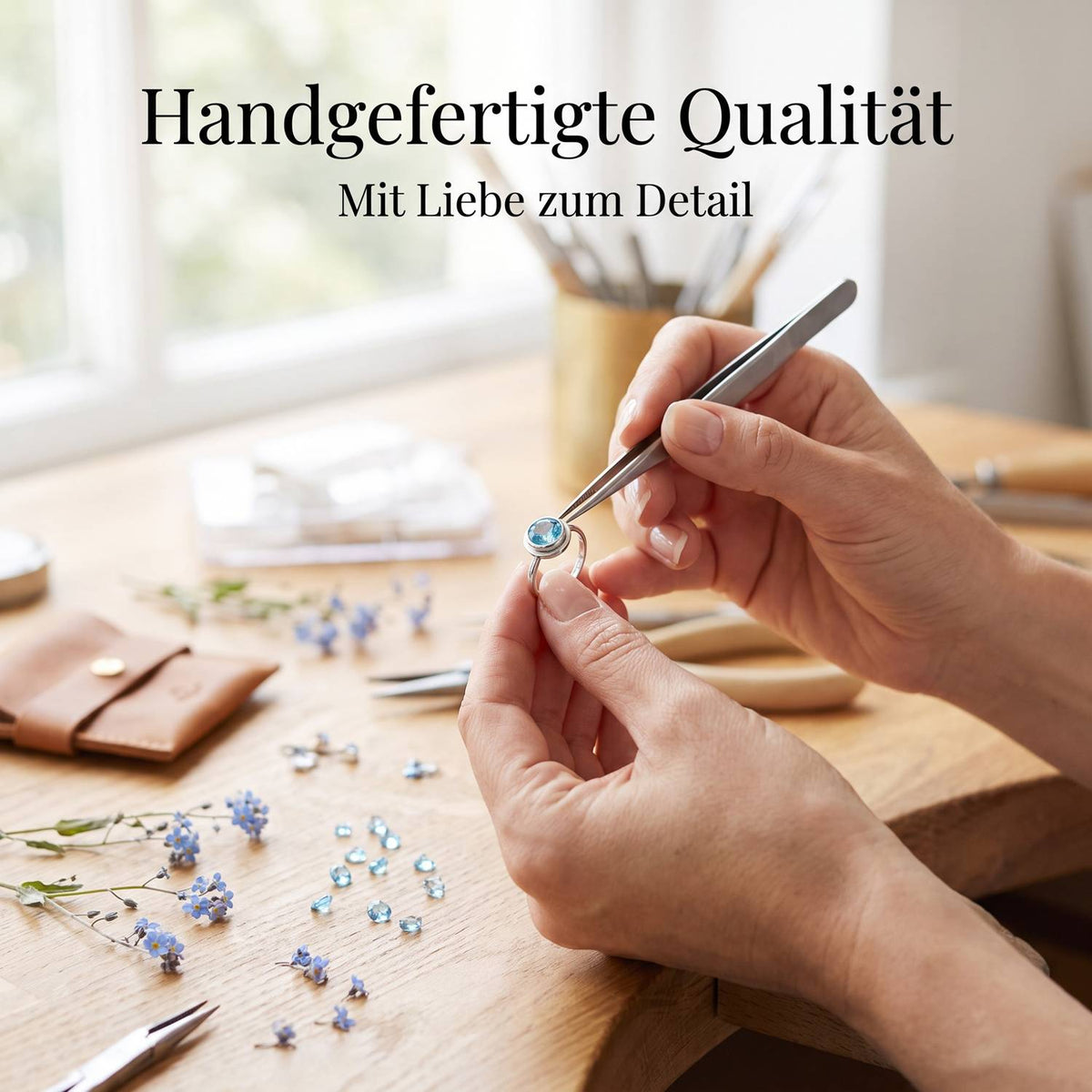 Handgefertigter Silberring mit Topas bei der Schmuckherstellung