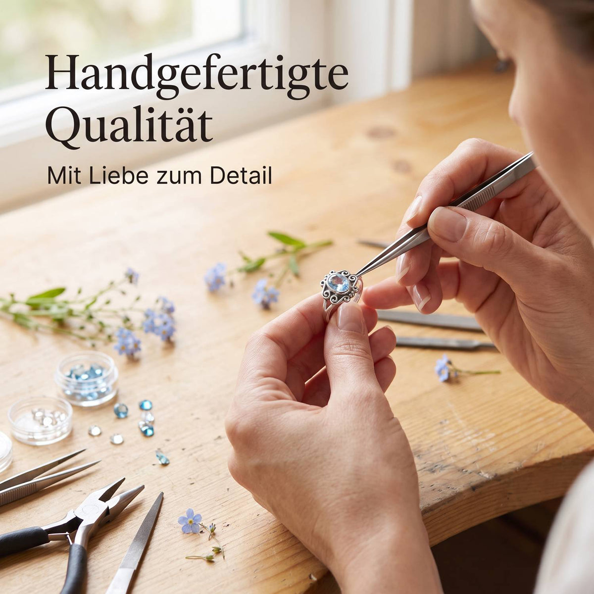 Handgefertigter Silberring mit Topas bei der Schmuckherstellung