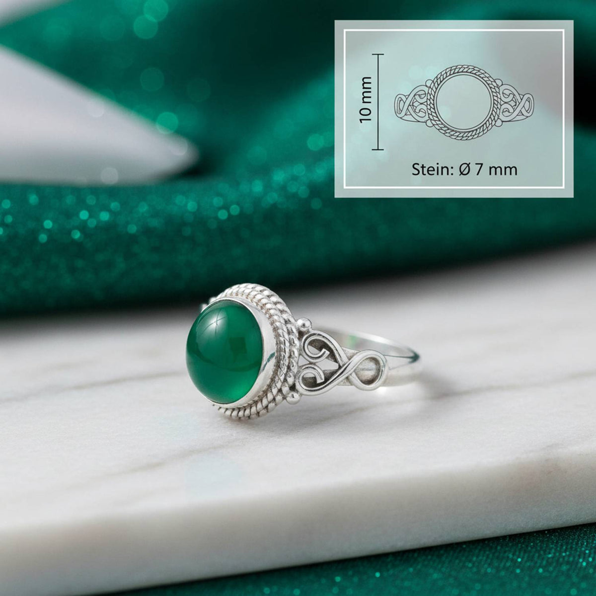 grüner Onyxring aus Silber mit Maßangaben zu Ring und Edelstein