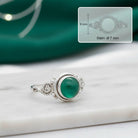 [KI] grüner Onyxring aus Silber mit Maßangaben zu Ring und Edelstein