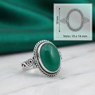 [KI] grüner Onyxring aus Silber mit Maßangaben zu Ring und Edelstein