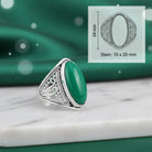 [KI] grüner Onyxring aus Silber mit Maßangaben zu Ring und Edelstein