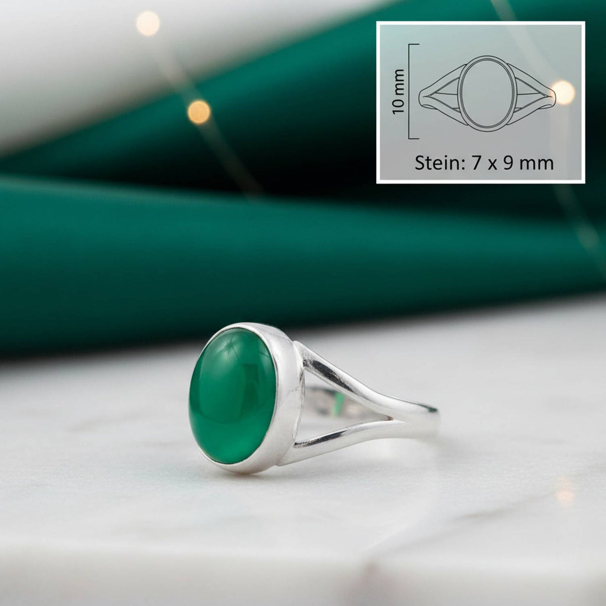 grüner Onyxring aus Silber mit Maßangaben zu Ring und Edelstein