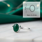[KI] grüner Onyxring aus Silber mit Maßangaben zu Ring und Edelstein