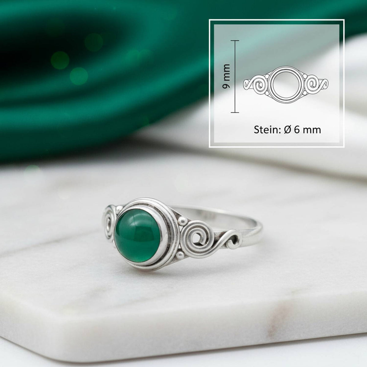 grüner Onyxring aus Silber mit Maßangaben zu Ring und Edelstein