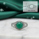 [KI] grüner Onyxring aus Silber mit Maßangaben zu Ring und Edelstein