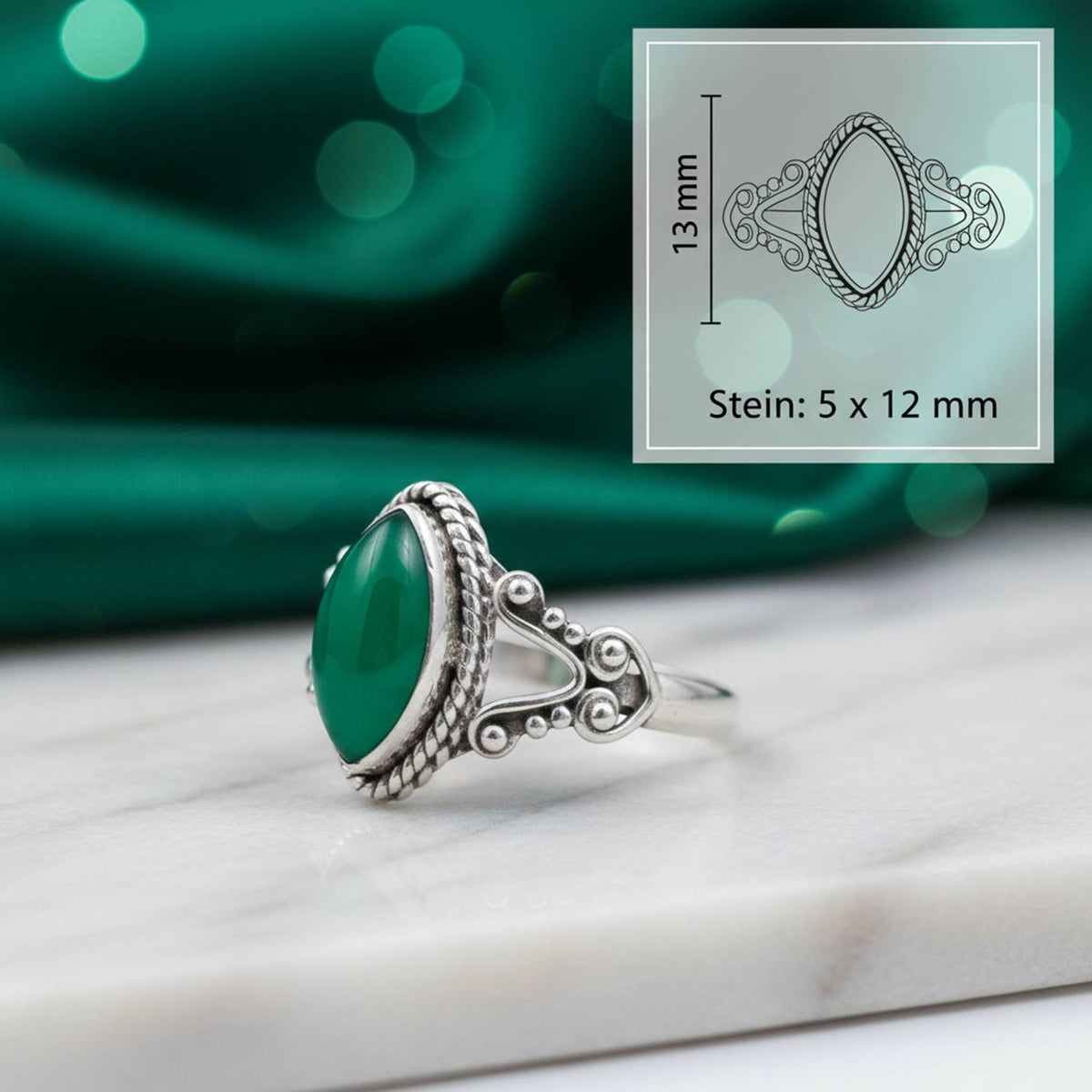 grüner Onyxring aus Silber mit Maßangaben zu Ring und Edelstein