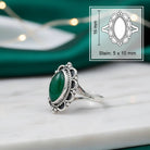 [KI] grüner Onyxring aus Silber mit Maßangaben zu Ring und Edelstein