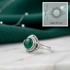 [KI] grüner Onyxring aus Silber mit Maßangaben zu Ring und Edelstein
