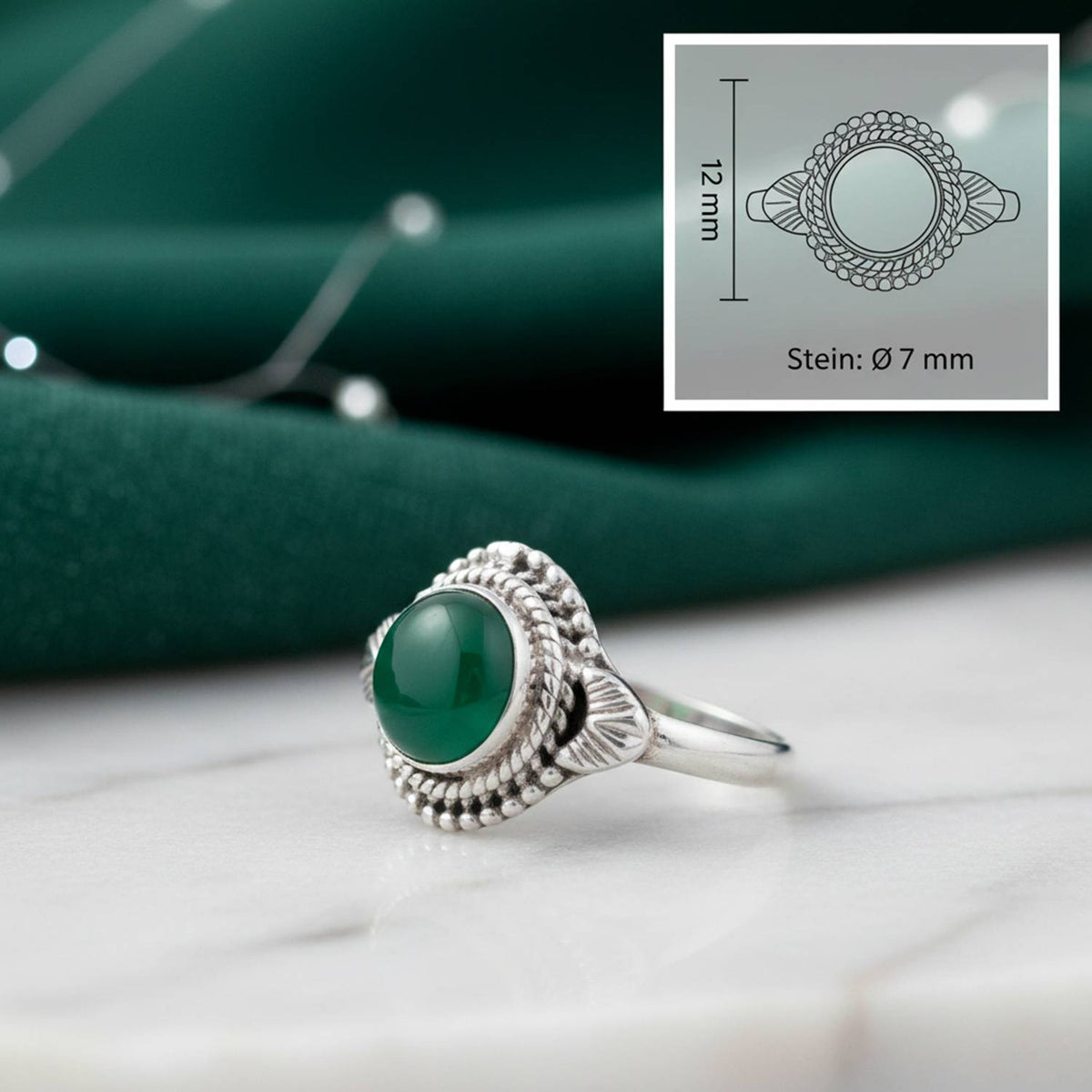 grüner Onyxring aus Silber mit Maßangaben zu Ring und Edelstein