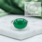 [KI] grüner Onyxring aus Silber mit Maßangaben zu Ring und Edelstein