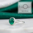 [KI] grüner Onyxring aus Silber mit Maßangaben zu Ring und Edelstein