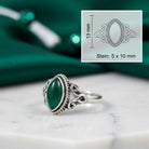 [KI] grüner Onyxring aus Silber mit Maßangaben zu Ring und Edelstein